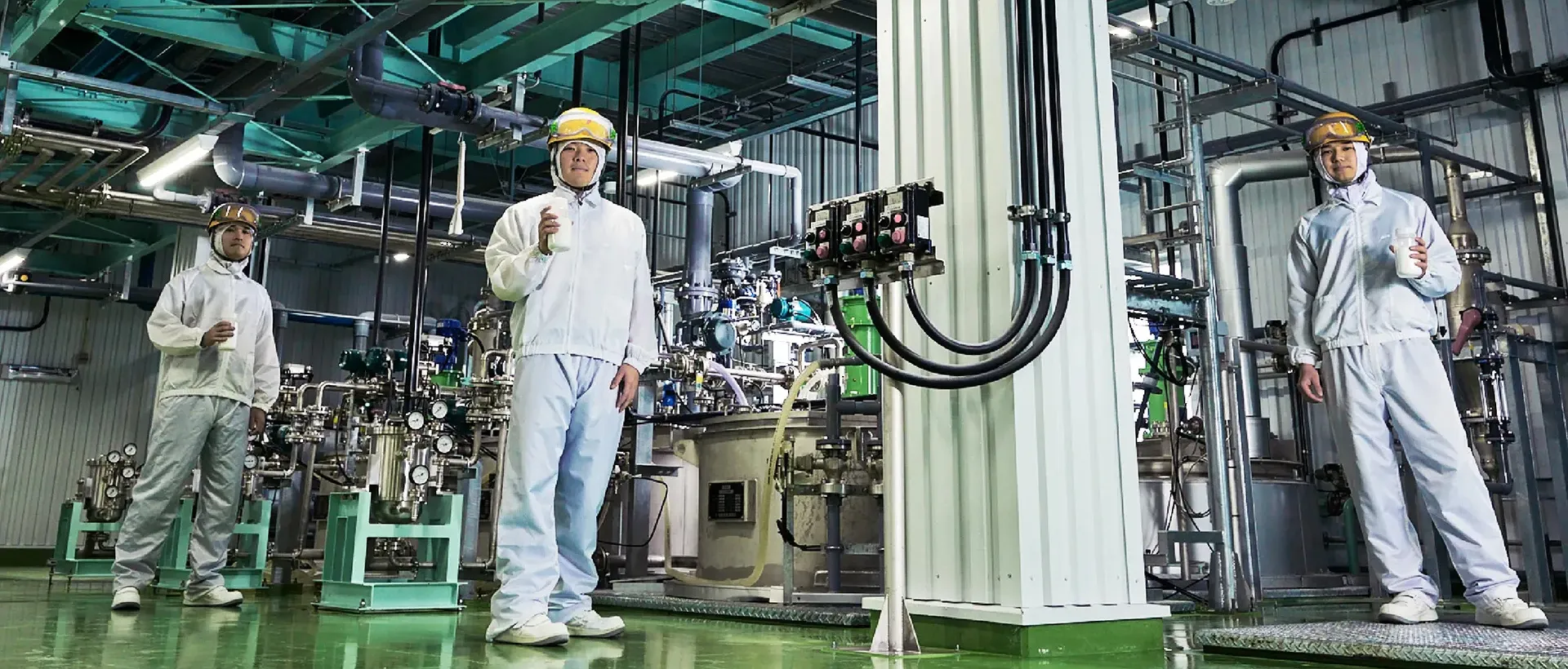シリカゲル製造現場で働く社員