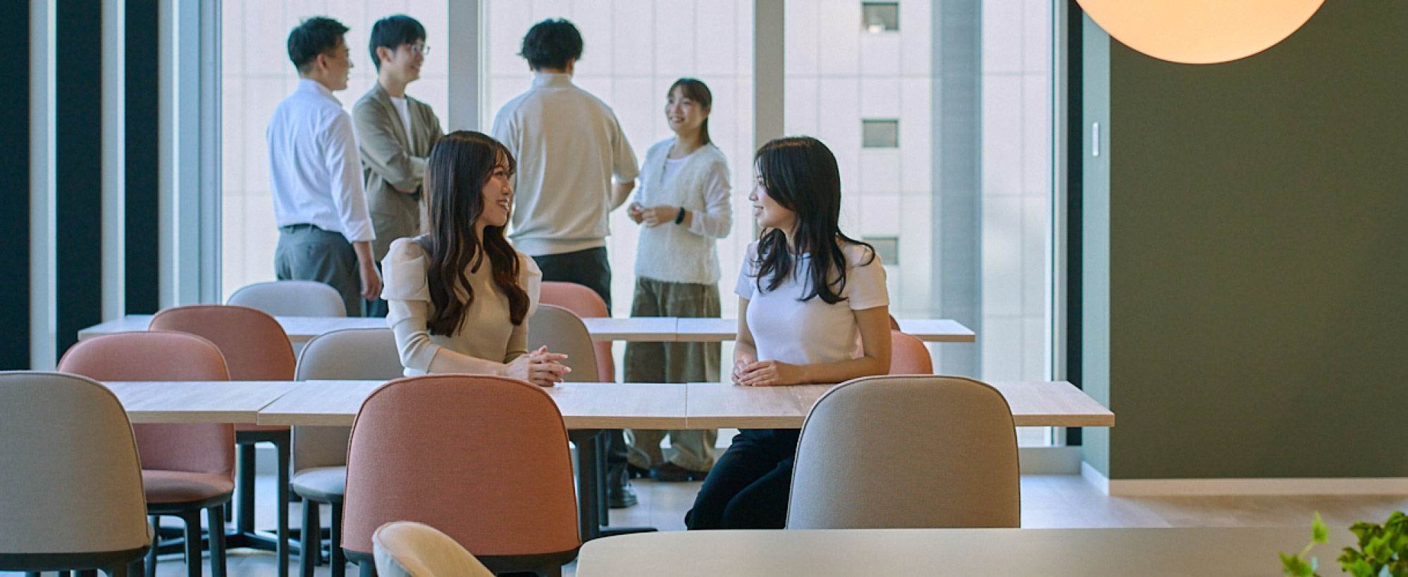 オフィスにあるカフェテリアで過ごす大阪ソーダの社員